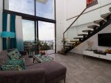 2 yatak odalı modern LOFT penthouse daire + tam donanımlı + çatı terası + ortak yüzme havuzu + bar + plaja ve süpermarkete yürüme mesafesinde + deniz ve dağ man