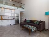 2 yatak odalı modern LOFT penthouse daire + tam donanımlı + çatı terası + ortak yüzme havuzu + bar + plaja ve süpermarkete yürüme mesafesinde + deniz ve dağ man