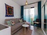 2 yatak odalı modern LOFT penthouse daire + tam donanımlı + çatı terası + ortak yüzme havuzu + bar + plaja ve süpermarkete yürüme mesafesinde + deniz ve dağ man