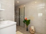 2 yatak odalı modern LOFT penthouse daire + tam donanımlı + çatı terası + ortak yüzme havuzu + bar + plaja ve süpermarkete yürüme mesafesinde + deniz ve dağ man