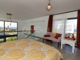 2 yatak odalı modern LOFT penthouse daire + tam donanımlı + çatı terası + ortak yüzme havuzu + bar + plaja ve süpermarkete yürüme mesafesinde + deniz ve dağ man