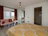 2 yatak odalı modern LOFT penthouse daire + tam donanımlı + çatı terası + ortak yüzme havuzu + bar + plaja ve süpermarkete yürüme mesafesinde + deniz ve dağ man