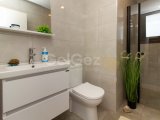 2 yatak odalı modern LOFT penthouse daire + tam donanımlı + çatı terası + ortak yüzme havuzu + bar + plaja ve süpermarkete yürüme mesafesinde + deniz ve dağ man