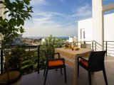 2 yatak odalı modern LOFT penthouse daire + tam donanımlı + çatı terası + ortak yüzme havuzu + bar + plaja ve süpermarkete yürüme mesafesinde + deniz ve dağ man