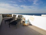 2 yatak odalı modern LOFT penthouse daire + tam donanımlı + çatı terası + ortak yüzme havuzu + bar + plaja ve süpermarkete yürüme mesafesinde + deniz ve dağ man