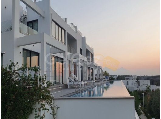 2 yatak odalı lüks penthouse daire + özel çatı terası + ortak yüzme havuzları + restoran + SPA merkezi + tenis kortu + golf