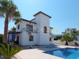 3 yatak odalı ikinci el villa + böbrek şeklinde yüzme havuzu + klima