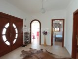 3 yatak odalı ikinci el villa + böbrek şeklinde yüzme havuzu + klima