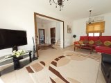 3 yatak odalı ikinci el villa + böbrek şeklinde yüzme havuzu + klima