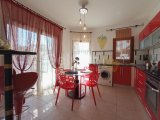 3 yatak odalı ikinci el villa + böbrek şeklinde yüzme havuzu + klima