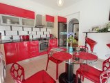 3 yatak odalı ikinci el villa + böbrek şeklinde yüzme havuzu + klima