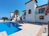 3 yatak odalı ikinci el villa + böbrek şeklinde yüzme havuzu + klima