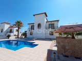 3 yatak odalı ikinci el villa + böbrek şeklinde yüzme havuzu + klima