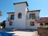 3 yatak odalı ikinci el villa + böbrek şeklinde yüzme havuzu + klima