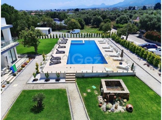 Modern 2 Yatak Odalı - tam donanımlı - Ozanköy'de muhteşem bahçelere ve manzaralara sahip lüks bir komplekste yer alan üst düzey daire. Mart ayından itibare