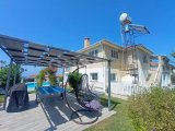Müthiş manzaralı 5 yatak odalı ikinci el satılık villa + böbrek şeklinde yüzme havuzu + tam eşyalı + elektrikli garaj kapısı + elektrikli kapaklı jakuzi + güneş