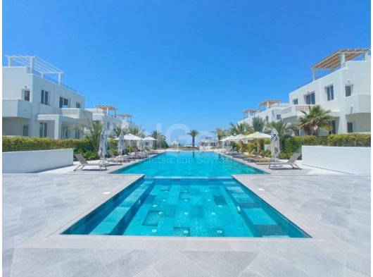 Güzel ve yepyeni 2 yatak odalı ikinci el bahçeli daire + banyolarda yerden ısıtma + ortak havuz + jakuzi + çocuk havuzu spor salonu + 7/24 kontrollü erişim ve g