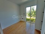 Güzel ve yepyeni 2 yatak odalı ikinci el bahçeli daire + banyolarda yerden ısıtma + ortak havuz + jakuzi + çocuk havuzu spor salonu + 7/24 kontrollü erişim ve g