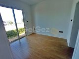 Güzel ve yepyeni 2 yatak odalı ikinci el bahçeli daire + banyolarda yerden ısıtma + ortak havuz + jakuzi + çocuk havuzu spor salonu + 7/24 kontrollü erişim ve g