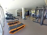 Güzel ve yepyeni 2 yatak odalı ikinci el bahçeli daire + banyolarda yerden ısıtma + ortak havuz + jakuzi + çocuk havuzu spor salonu + 7/24 kontrollü erişim ve g