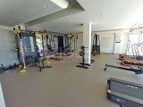 Güzel ve yepyeni 2 yatak odalı ikinci el bahçeli daire + banyolarda yerden ısıtma + ortak havuz + jakuzi + çocuk havuzu spor salonu + 7/24 kontrollü erişim ve g