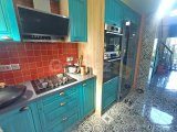 Yenilenmiş 2 yatak odalı ikinci el LOFT bahçe daire + kısmen mobilyalı + ortak yüzme havuzu + doğrudan deniz manzaralı + sahile yürüme mesafesi + Önceki sahibin