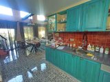 Yenilenmiş 2 yatak odalı ikinci el LOFT bahçe daire + kısmen mobilyalı + ortak yüzme havuzu + doğrudan deniz manzaralı + sahile yürüme mesafesi + Önceki sahibin