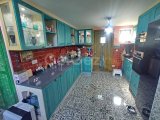 Yenilenmiş 2 yatak odalı ikinci el LOFT bahçe daire + kısmen mobilyalı + ortak yüzme havuzu + doğrudan deniz manzaralı + sahile yürüme mesafesi + Önceki sahibin