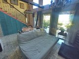 Yenilenmiş 2 yatak odalı ikinci el LOFT bahçe daire + kısmen mobilyalı + ortak yüzme havuzu + doğrudan deniz manzaralı + sahile yürüme mesafesi + Önceki sahibin