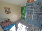 Yenilenmiş 2 yatak odalı ikinci el LOFT bahçe daire + kısmen mobilyalı + ortak yüzme havuzu + doğrudan deniz manzaralı + sahile yürüme mesafesi + Önceki sahibin