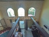 Yenilenmiş 2 yatak odalı ikinci el LOFT bahçe daire + kısmen mobilyalı + ortak yüzme havuzu + doğrudan deniz manzaralı + sahile yürüme mesafesi + Önceki sahibin