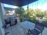 Yenilenmiş 2 yatak odalı ikinci el LOFT bahçe daire + kısmen mobilyalı + ortak yüzme havuzu + doğrudan deniz manzaralı + sahile yürüme mesafesi + Önceki sahibin