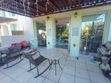 Yenilenmiş 2 yatak odalı ikinci el LOFT bahçe daire + kısmen mobilyalı + ortak yüzme havuzu + doğrudan deniz manzaralı + sahile yürüme mesafesi + Önceki sahibin