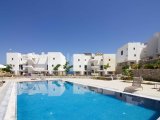 1 yatak odalı sıfır dubleks teraslı daire + plaja sıfır konum + yüzme havuzu + biyo çiftlik + kapalı ısınabilir havuz + birçok olanak + denizden 70m uzaklıkta