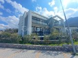 2 yatak odalı bahçeli daire + full eşyalı + depo odası + 3 ortak yüzme havuzu + amfitiyatro + okullara ve Girne şehir merkezine yakınlık