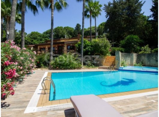 3 yatak odalı lüks villa + 4 müstakil stüdyo + 1 yatak odalı daire + ek stüdyolu ayrı bahçe kulübesi + tam mobilyalı + sauna + havuz ve kurulu bahçe + geniş ars