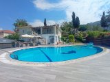 Müthiş manzaralı 5 yatak odalı ikinci el satılık villa + böbrek şeklinde yüzme havuzu + tam eşyalı + elektrikli garaj kapısı + elektrikli kapaklı jakuzi + güneş