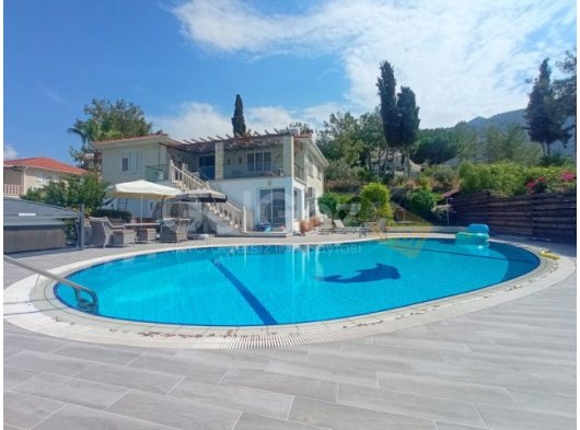 Müthiş manzaralı 5 yatak odalı ikinci el satılık villa + böbrek şeklinde yüzme havuzu + tam eşyalı + elektrikli garaj kapısı + elektrikli kapaklı jakuzi + güneş
