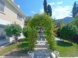Müthiş manzaralı 5 yatak odalı ikinci el satılık villa + böbrek şeklinde yüzme havuzu + tam eşyalı + elektrikli garaj kapısı + elektrikli kapaklı jakuzi + güneş