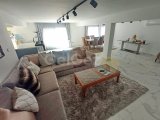Müthiş manzaralı 5 yatak odalı ikinci el satılık villa + böbrek şeklinde yüzme havuzu + tam eşyalı + elektrikli garaj kapısı + elektrikli kapaklı jakuzi + güneş