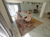 Müthiş manzaralı 5 yatak odalı ikinci el satılık villa + böbrek şeklinde yüzme havuzu + tam eşyalı + elektrikli garaj kapısı + elektrikli kapaklı jakuzi + güneş