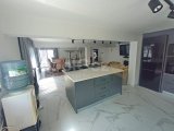 Müthiş manzaralı 5 yatak odalı ikinci el satılık villa + böbrek şeklinde yüzme havuzu + tam eşyalı + elektrikli garaj kapısı + elektrikli kapaklı jakuzi + güneş