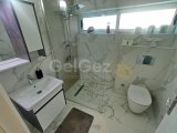 Müthiş manzaralı 5 yatak odalı ikinci el satılık villa + böbrek şeklinde yüzme havuzu + tam eşyalı + elektrikli garaj kapısı + elektrikli kapaklı jakuzi + güneş