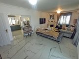 Müthiş manzaralı 5 yatak odalı ikinci el satılık villa + böbrek şeklinde yüzme havuzu + tam eşyalı + elektrikli garaj kapısı + elektrikli kapaklı jakuzi + güneş