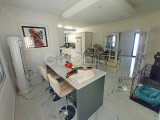 Müthiş manzaralı 5 yatak odalı ikinci el satılık villa + böbrek şeklinde yüzme havuzu + tam eşyalı + elektrikli garaj kapısı + elektrikli kapaklı jakuzi + güneş