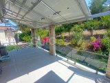 Müthiş manzaralı 5 yatak odalı ikinci el satılık villa + böbrek şeklinde yüzme havuzu + tam eşyalı + elektrikli garaj kapısı + elektrikli kapaklı jakuzi + güneş
