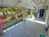 Müthiş manzaralı 5 yatak odalı ikinci el satılık villa + böbrek şeklinde yüzme havuzu + tam eşyalı + elektrikli garaj kapısı + elektrikli kapaklı jakuzi + güneş