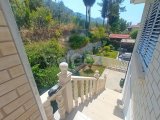 Müthiş manzaralı 5 yatak odalı ikinci el satılık villa + böbrek şeklinde yüzme havuzu + tam eşyalı + elektrikli garaj kapısı + elektrikli kapaklı jakuzi + güneş