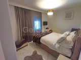 Müthiş manzaralı 5 yatak odalı ikinci el satılık villa + böbrek şeklinde yüzme havuzu + tam eşyalı + elektrikli garaj kapısı + elektrikli kapaklı jakuzi + güneş