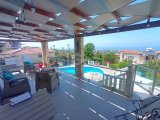 Müthiş manzaralı 5 yatak odalı ikinci el satılık villa + böbrek şeklinde yüzme havuzu + tam eşyalı + elektrikli garaj kapısı + elektrikli kapaklı jakuzi + güneş